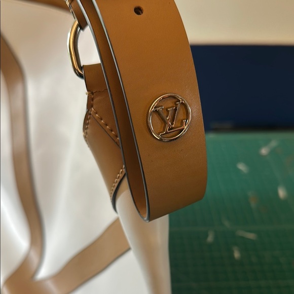 👑 Louis Vuitton White and Tan Minimalist Shoulder Bag (bucket bag) - Picture 11 of 11
